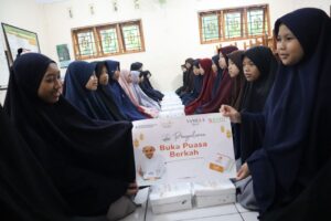 Vanilla Hijab Gandeng Laznas BMH Salurkan Buka Puasa Santri Tahfidz di Magelang