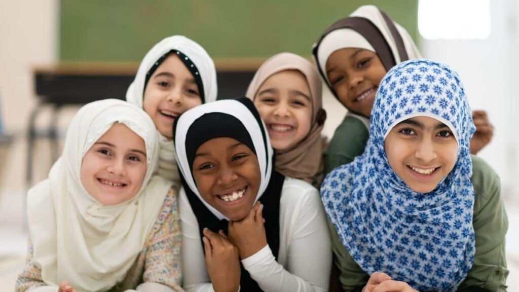 Menebar senyum kepada sesama muslim, Sumber: islamonline.net