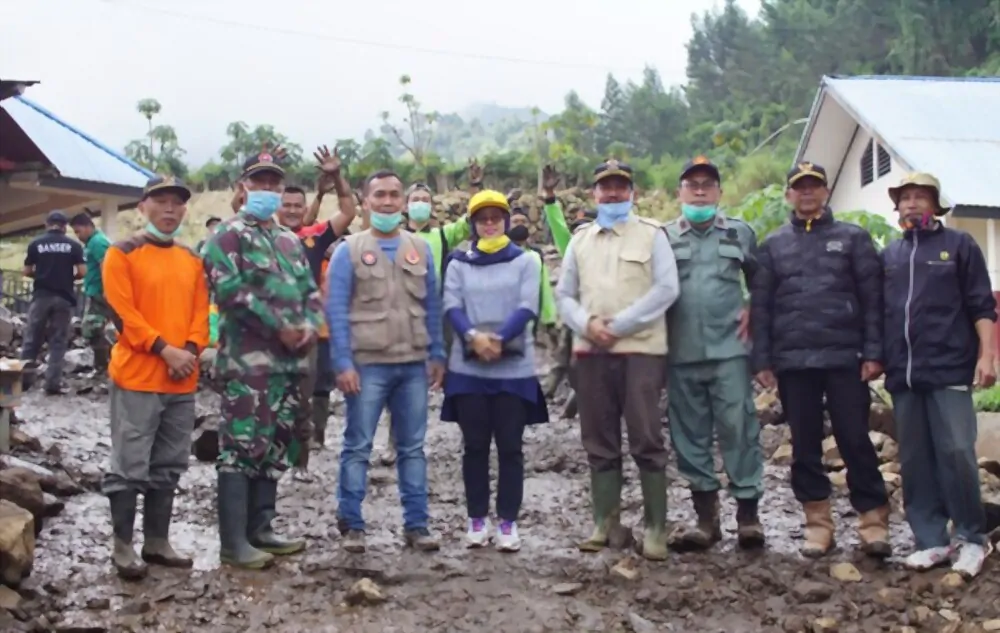 https://www.istockphoto.com/id/foto/pencarian-penyelamat-dengan-bantuan-anjing-penyelamat-gm1277345497-376580114?phrase=tim%20sar%20bencana