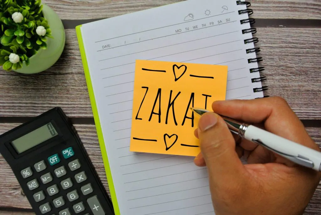 dalam syariat, zakat memiliki kedudukan sejajar dengan shalat. sumber: stackpathcdn.com