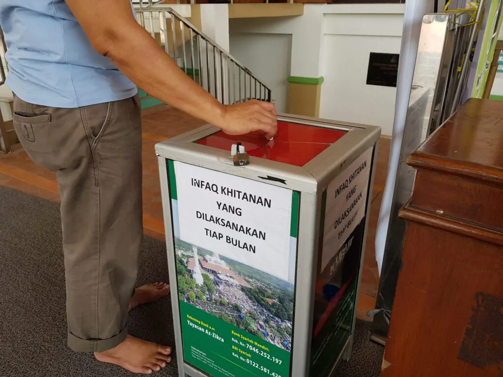 menyalurkan sedekah untuk program masjid. sumber: digitaloceanspaces.com