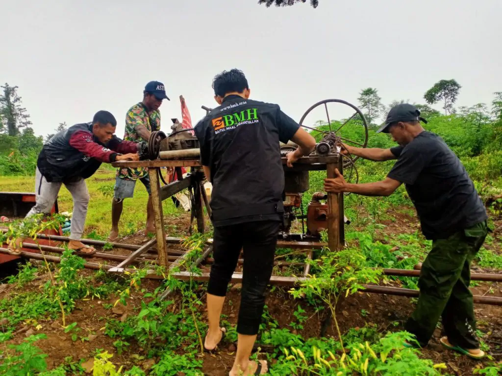 pembangunan sumur bor hasil wakaf produktif. sumber: hidayatullah.com