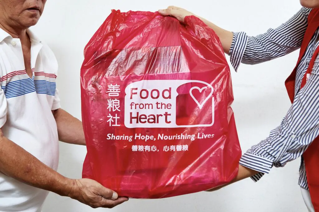 suka memberi makanan adalah salah satu ciri muslim terbaik. sumber: foodfromtheheart.sg