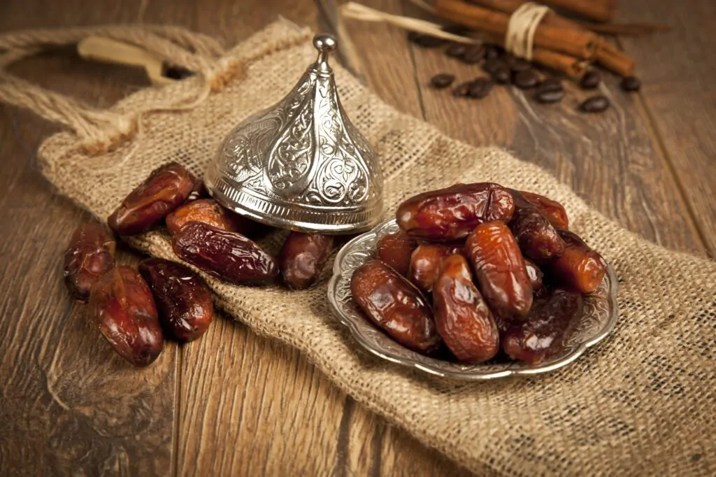 berbagi makanan saat ramadhan, mendapat pahala senilai puasa. sumber: riawanielyta.com