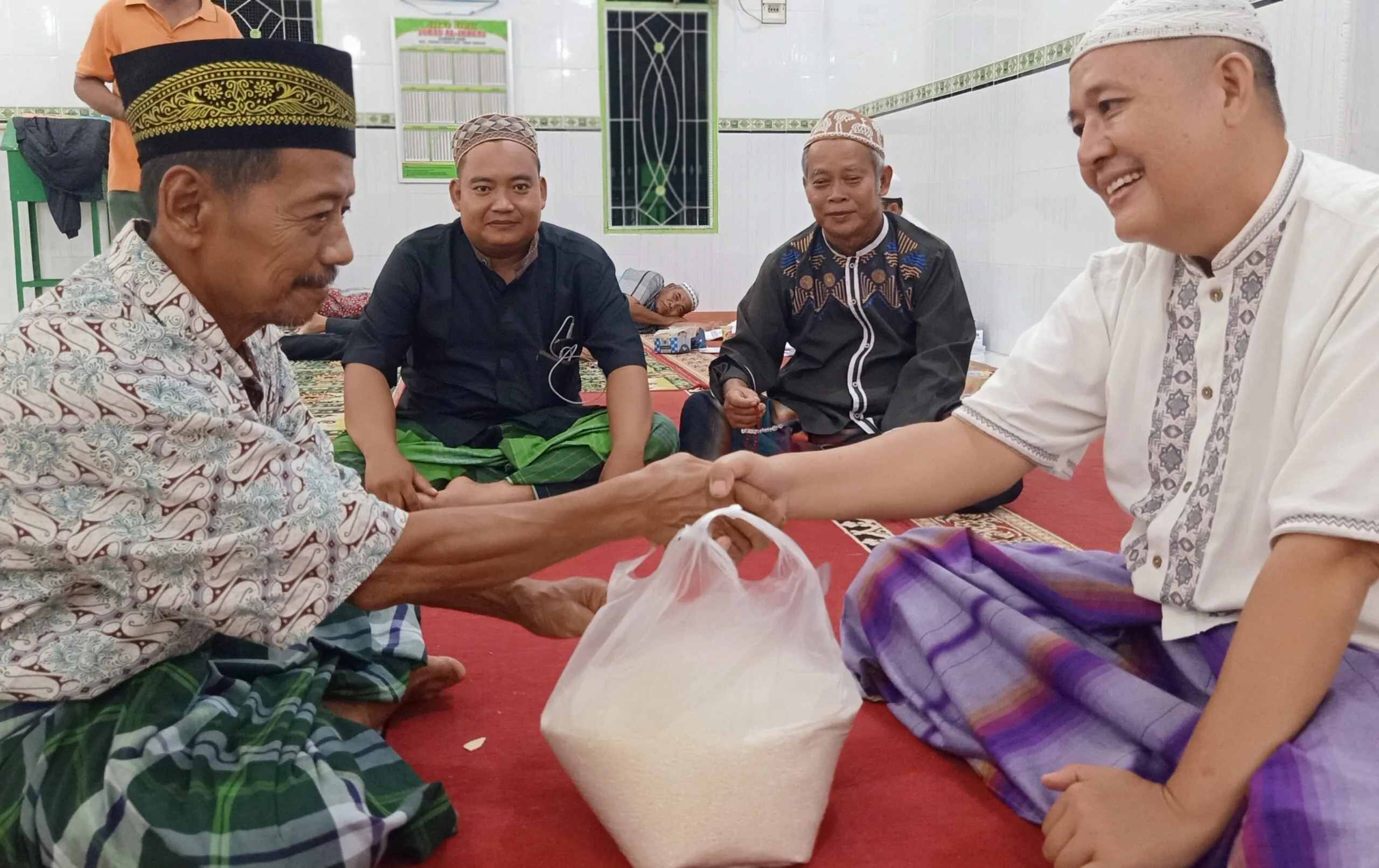 golongan penerima zakat, diatur secara lengkap dalam syariat. sumber: suaratebo.net