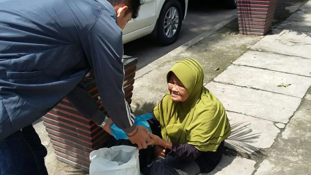 pahala seorang muslim yang peduli sesama bagikan jihad dan shalat malam. sumber: liputan6.com