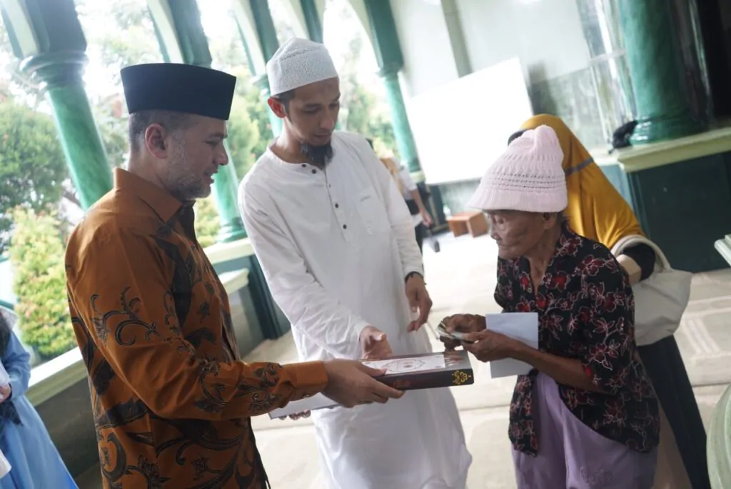 penyaluran zakat mal adalah bukti kepedulian sesama. sumber: suaratani.com