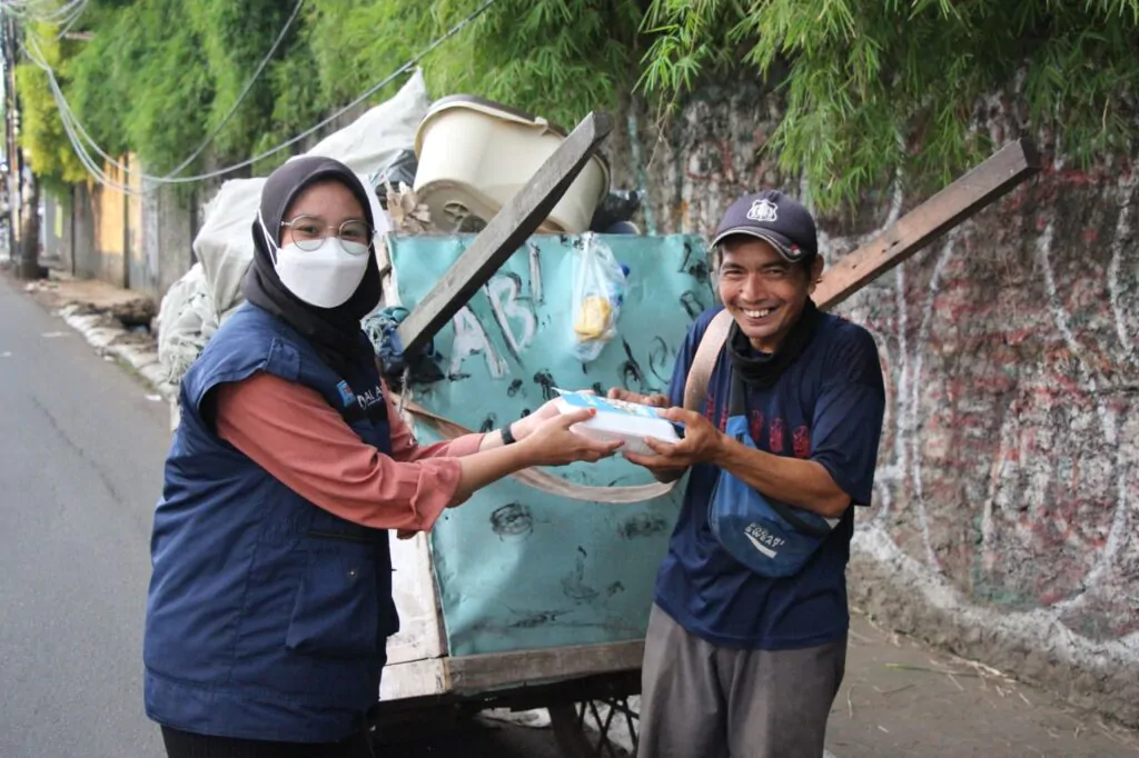 sedekah, amalan yang bisa mencegah penyakit. sumber: alazharpeduli.or.id