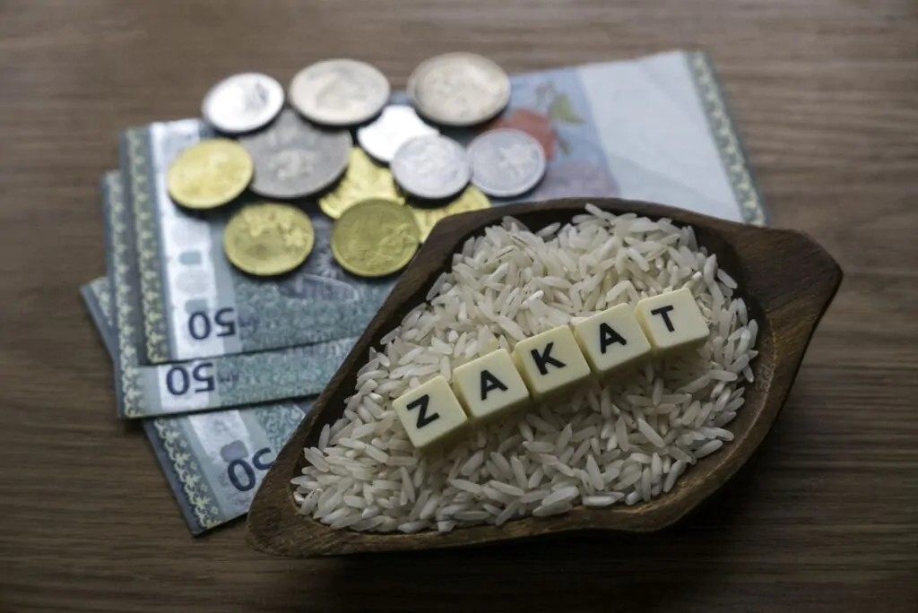 zakat fitrah dan zakat mal memiliki ketentuan yang berbeda. sumber: detik.net.id