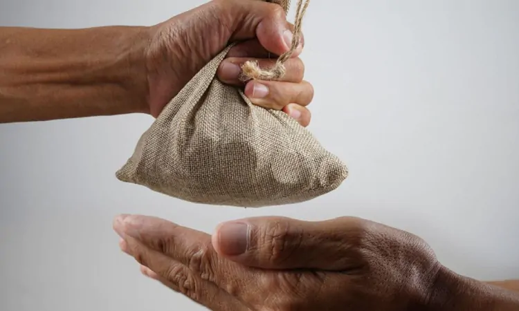 Penyaluran zakat kepada penerimanya, Sumber: detik.com